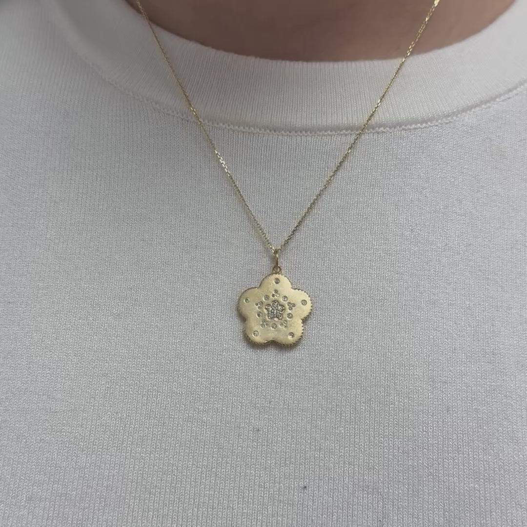 Diamond Medallion Flower Pendant Necklace (0.25 ct.) in 14K Gold